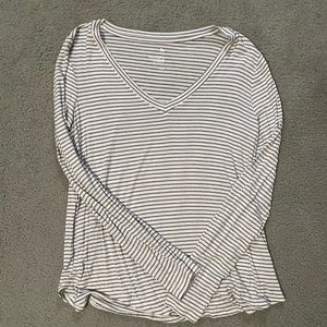 Women’s V-Neck Long Sleeve